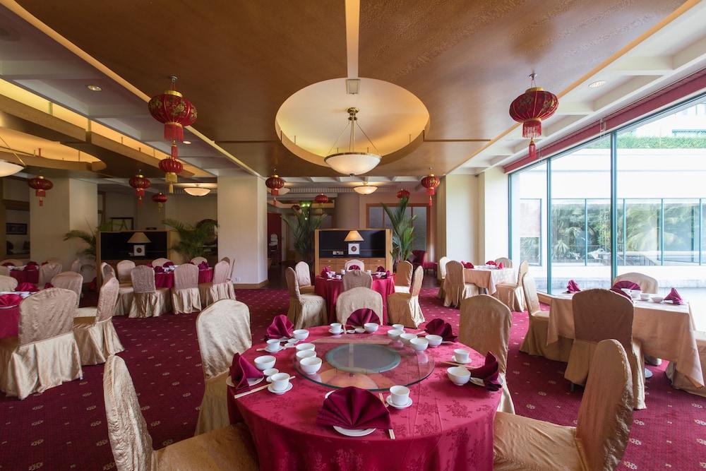 Royale Chulan Seremban Exterior photo A restaurant in a hotel