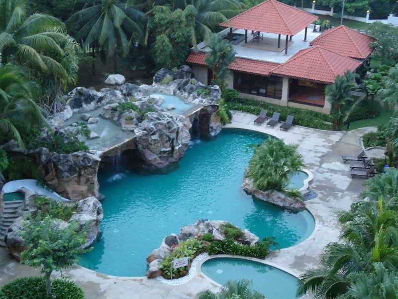 Royale Chulan Seremban Exterior photo The pool at the Royal Thai Country Club